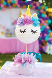 Centros de mesa con globos de cantoya en las tiendas de manualidades o de decoración para fiestas infantiles, puedes comprar estos globos de cantoya que son de papel, compra los que sean de. Los Mas Lindos Centros De Mesa De Unicornios Tarjetas Imprimibles Decoracion De Unicornio Fiesta De Unicornios Decoracion Unicornio Cumpleanos
