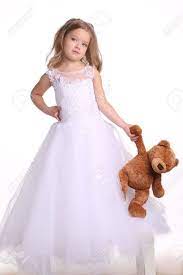 2016 mode neue modell kinder baby mädchen brautkleid weiß buy hochzeitskleid weiß2016. Prinzessin Im Brautkleid Mit Baren Kleine Braut Gluckliche Kindheit Kleines Madchen Gluckliche Familie Baby Im Hochzeitskleid Blonde Madchen Isoliert Baby Im Studio Weisser Hintergrund Lizenzfreie Fotos Bilder Und Stock Fotografie Image 62687959