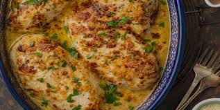 Poulet En Sauce Cremeuse A La Cesar Recettes Ma Fourchette In 2020 Caesar Chicken Chicken Recipes Recipes