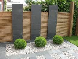 Find Out 10 Attracting Horizontal Wooden Fence Design Ideas At Home Modern Garden Landscaping Modern Garden Design Modern Garden
