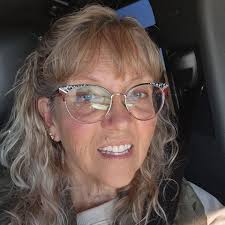 I love Jada but today's hair is not flattering