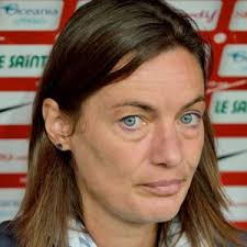 Forte tête, la coach a réussi son premier pari, maintenir le club auvergnat, 17e budget de ligue 2, au sein de l'élite. Corinne Diacre Biographie News Photos Et Videos Tele Loisirs