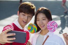 Anda pasti sering sekali mendengar atau melihat kata cinta platonik, baik itu di dunia nyata maupun dunia maya seperi facebook, twitter atau aplikasi berbasis chat lainnya sepeti bbm, line. Bukan Friendzone 5 Cinta Platonik Di Kdrama Ini Malah Bikin Iri