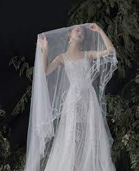 In der regel sind dies lakonische modelle ohne zusätzliche elemente (mit ausnahme einer schleife). Gerade Geschnittenes Brautkleid Mit Glitzer Hochzeitskleid Brautkleid Brautmode