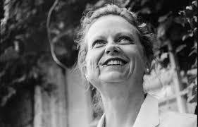 Elisabeth Betty's Instagram, Twitter & Facebook