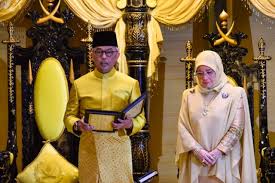 Sultan abdullah sebelum ini baru sahaja ditabalkan sebagai dymm sultan pahang pada 12 januari yang lalu, menggantikan ayahanda baginda, sultan sultan pahang sultan abdullah sultan ahmad shah secara rasminya dilantik sebagai ke bawah duli yang maha mulia seri paduka baginda yang. Sekelumit Kisah Kehidupan Raja Malaysia Yang Baru