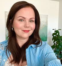 We're hustling over here getting things done before we leave 🥵💪🏼 Who  else is going to the @hairloss_sisterhood retreat?! And what hair pieces do  you want us to bring?? ☀️ 🏝️ #hairlosssisterhood #