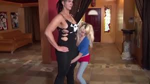 AMAZONIAN WOMAN DESTROYS PETITE GIRL - XNXX.COM