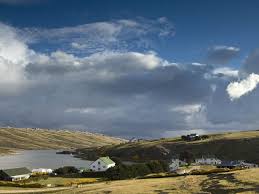 Las islas malvinas son un archipiélago de américa del sur, situado en el mar argentino que es un mar epicontinental del océano atlántico sur adyacente a dicho país, a unos 500 km de la costa. Los Paisajes Unicos De Las Islas Malvinas Island Travel Falkland Islands Island Wallpaper