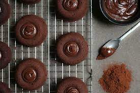 In france, when financiers are baked in round molds, one blanched almond slice is usually. Round Chocolate Financiers Paris Chez Sharon