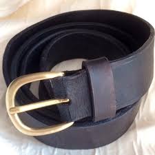 Ceinture noire pour femme dessus en cuir de vachette deux passants en métal blanchi fermoir à boucle arrondie et embout en métal blanchi embossage inspiré du tressage finitions cutting sur les. Ceinture Noire En Cuir Boucle Doree Homme Femme Un Grand Marche