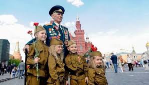 روسيا الاتحادية (россия)، وأيضاً الفدرالية الروسية (российская федерация)، هي دولة تقع في أجزاء من أوروبا وآسيا. Ø§Ù„Ø¥Ù…Ø§Ø±Ø§Øª ØªØ´Ø§Ø±Ùƒ Ø±ÙˆØ³ÙŠØ§ Ø§Ù„Ø§Ø­ØªÙØ§Ù„ Ø¨Ù€ ÙŠÙˆÙ… Ø§Ù„Ù…Ø¯Ø§ÙØ¹ Ø¹Ù† Ø§Ù„ÙˆØ·Ù†