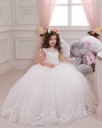 Unico neo negativo la consegna, è stata più tardiva rispetto a quanto. Abito Principessa Per Cerimonia Bambina Fatto In Raso E Tulle Con Applicazioni Di Pizzo E Punti Luci Sul Corpetto E Sull Orlo Della Gonna Sposamore