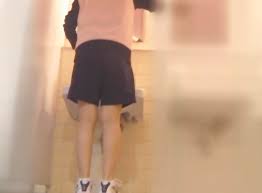 トイレ盗撮】アイドル顔美少女なのに大量のおしっこを放出するピンクジャージの運動部JKちゃん | ADULTSEEK