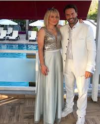 Ο στράτος τζώρτζογλου και η σοφία μαριόλα παντρεύονται σε λίγες ώρες στο εκκλησάκι του τίμιου σταρού, στο ακρωτήρι χανίων. Oi Prwtes Fwtografies Apo To Gamo Toy Stratoy Tzwrtzogloy Me Thn Sofia Mariola Eikones Zwh Iefimerida Gr