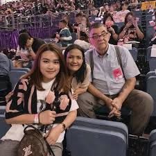 Dominiquellen Met Lisa S Parents Please Follow Her For Today S Updates She Might Do Live Blackpink Blackpinkintha Black Pink Kpop Parents Lisa