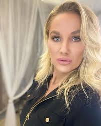 Amy Kenyon's Instagram, Twitter & Facebook