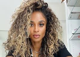 Ciara enceinte affiche fièrement son baby bump