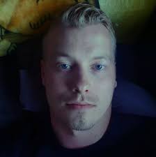 🇫🇮 Blond and I'm so tall that my head touches the door frame 😆