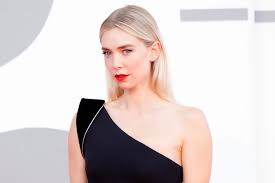 © sic notícias vanessa kirby é a figura central de pieces of a woman: Vanessa Kirby Watched A Live Birth For Her Pieces Of A Woman Role Insider