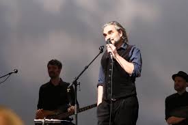 J'ai passe la nuit debout / dans le noir et l'impatience / a me souvenir de vous / de vos mains, de vos silences / ah! Stephan Eicher A Mis Bruxelles A La Belle Etoile Retrouvee Irradiant Ses Homeless Songs De La Riviere A L Eldorado Branches Culture