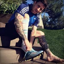 Lionel messi | tatuaje de las huellas de las manos de su hijo thiago en el gemelo izquierdo. Tatuajes De Messi Te Detallamos Los Tatuajes Del Futbolista Mioestilo