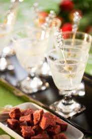 I dagens tonic water är kininhalten under en. Gin Och Tonic Cocktail Senioren