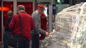 Nous enfermer dans un contrat merdique et tout faire pour. 100 Millions D Euros Abandonnes Dans Une Gare Youtube