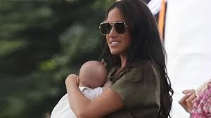 Nur knapp zwei monate bevor das royal baby das licht der welt erblickt, treten meghan und harry eine letzte auslandsreise. Herzogin Meghan Und Baby Archie Offentlicher Auftritt Beim Polo Spiel