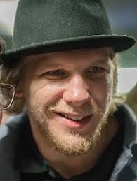 Doch als er einem mädchen den glauben an die zahnfee zerstören will, wird er prompt selbst zur fee berufen. David Wolf Eishockeyspieler Wikipedia