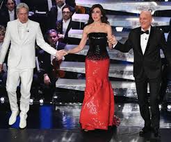 Orari di apertura vestito raffaele via pitagora 19, 74023 grottaglie numero di telefono indirizzo altre offerte nelle vicinanze guarda ora! Sanremo 2019 I Vestiti Di Virginia Raffaele E I Look Della Finale Foto Corriere It