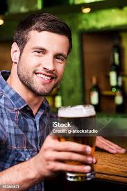 Bir Adam Barda Ayakta Counter Sarhoşluk Stok Fotoğraflar & Adamlar'nin Daha  Fazla Resimleri