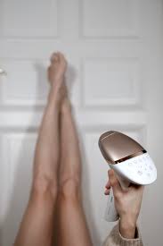Schon nach wenigen anwendungen fallen die behandelten haare aus und ihre haut wird seidig weich. Review Mit Dem Philips Lumea Prestige Endlich Haarfrei Bare Minds