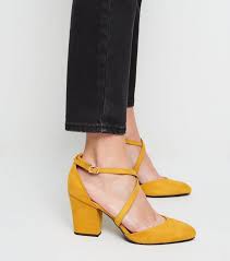 Wide Fit Chaussures En Suedine Jaune Moutarde A Talons Blocs Et Brides Croisees New Look Chaussure Talons Chaussures Talons