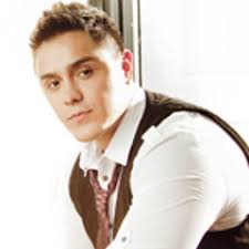 Listen to Rosas O Espinas by Joey Montana in mafer playlist online for free 