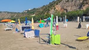 Occupano spiaggia libera con teli e sdraio per il giorno dopo, a Viareggio  arriva la Guardia Costiera