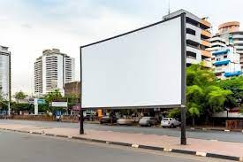 Um outdoor em branco em uma rua da cidade | imagem Premium gerada com IA