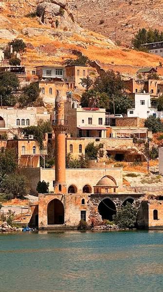 in navigazione lungo l’Eufrate: il minareto sommerso di Halfeti, il villaggio fantasma di Savaşan e la fortezza di Rumkale che domina il fiume dall’alto., #turkey #ontheroad #halfeti #euphrates ...