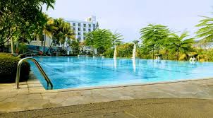 Di taman besar milik hotel ini bisa digunakan untuk outbound, paintball, dan kegiatan outdoor lainnya. 11 Hotel Dengan Kolam Renang Di Lembang Bandung Yang Keren