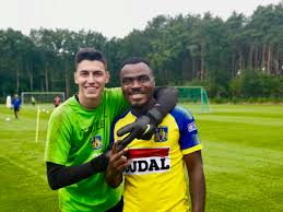 Berke özer (born 25 may 2000) is a turkish footballer who plays as a goalkeeper for turkish club fenerbahçe sk. Transfer Merkezi Twitterissa Westerlo Ya Transfer Olan Emenike Den Berke Ozer Ile Paylasim Fenerbahce Family