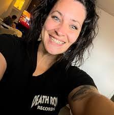 Roxanne Gill's Instagram, Twitter & Facebook