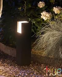 Philips Hue Fuzo Mit Der Sockelleuchte Beleuchten Sie Ihre Einfahrt Und Den Garten Intelligent Durch Individuel Sockelleuchte Philips Hue Lampe Lampen Garten