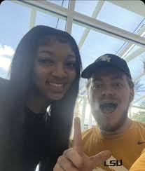 Peminat seni sukan kat sini; nampak gambar Angel Reese yang cantik ni and  terus rasa nak lukis. Rasa macam tak salah tempat nak post benda ni! : r/LSU