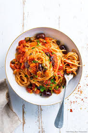 Spaghettis Alla Puttanesca Recette En 2020 Cuisine Italienne Recette Pate Recette