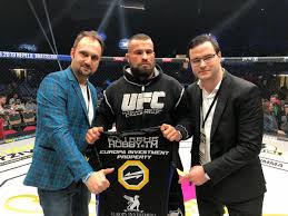 Vynadala misogynním zvrhlíkům a odstoupila z bojů o olympiádu v tokiu. Oktagon Hashtag On Twitter