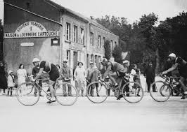 Tour De France 1927 22 Tappa 15 Luglio Il Passaggio Dei Corridori Da Sedan Si Riconoscono Con Il Nr 8 Rene Hamel 1902 1992 E Con Il Nr 3 Adelin Benoi Fiets