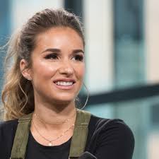 Doctors explain the most common reasons for hair loss, plus the treatments that bring volume back to your ✔️the symptoms: Jessie James Decker Is Dealing With Postpartum Hair Loss Self