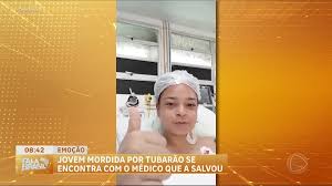 Jovem mordida por tubarão em praia do Recife (PE) reencontra médico que a socorreu