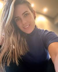 Quando nada fizer sentido, lembre-se que aqui não é casa, é caminho.  Continue! 🤍