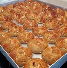 250 gr tereyağ ya da margarin (oda isısında), 2 adet yumurta, 1/2 su bardağı pudra şekeri, 1 su bardağı irmik, 1/2 paket kabartma tozu, 1 çay kaşığı karbonat, 1 tatlı kaşığı limon suyu, 3,5 su bardağı un, 4 su bardağı su, 4 su bardağı toz şeker, 1/2 limon suyu, yeşil toz fıstık. Sekerpare Nefis Lezzetler Sitesi